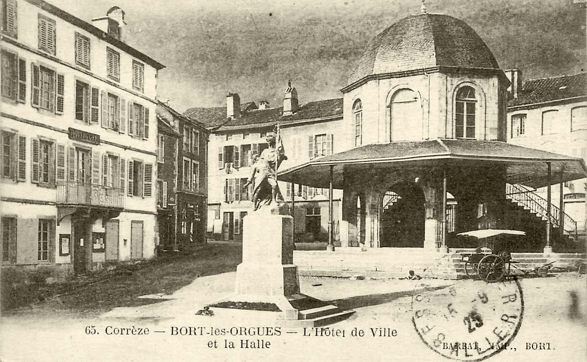 Bort-les-Orgues. Place de la Mairie, Hôtel de Ville et la Halle