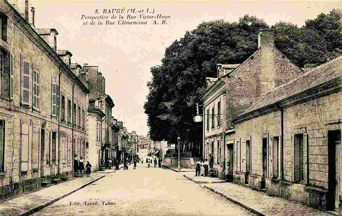 Baugé-en-Anjou. Baugé - Rue Victor-Hugo et de la rue Clémenceau