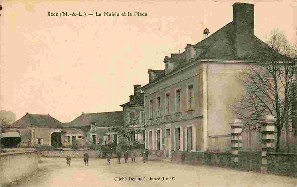 Baugé-en-Anjou. Bocé - Mairie et la Place