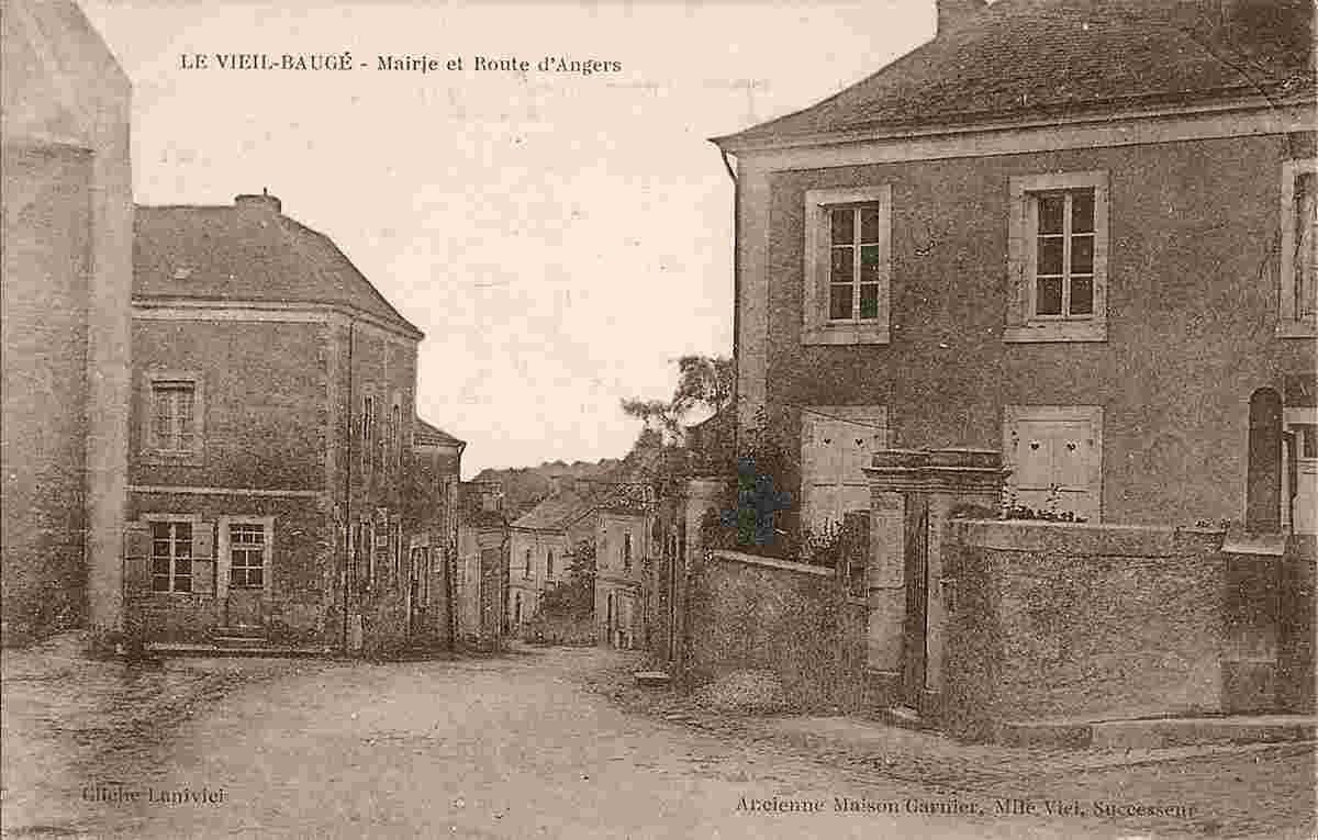Baugé-en-Anjou. Vieil-Baugé - Mairie et Route d'Angers