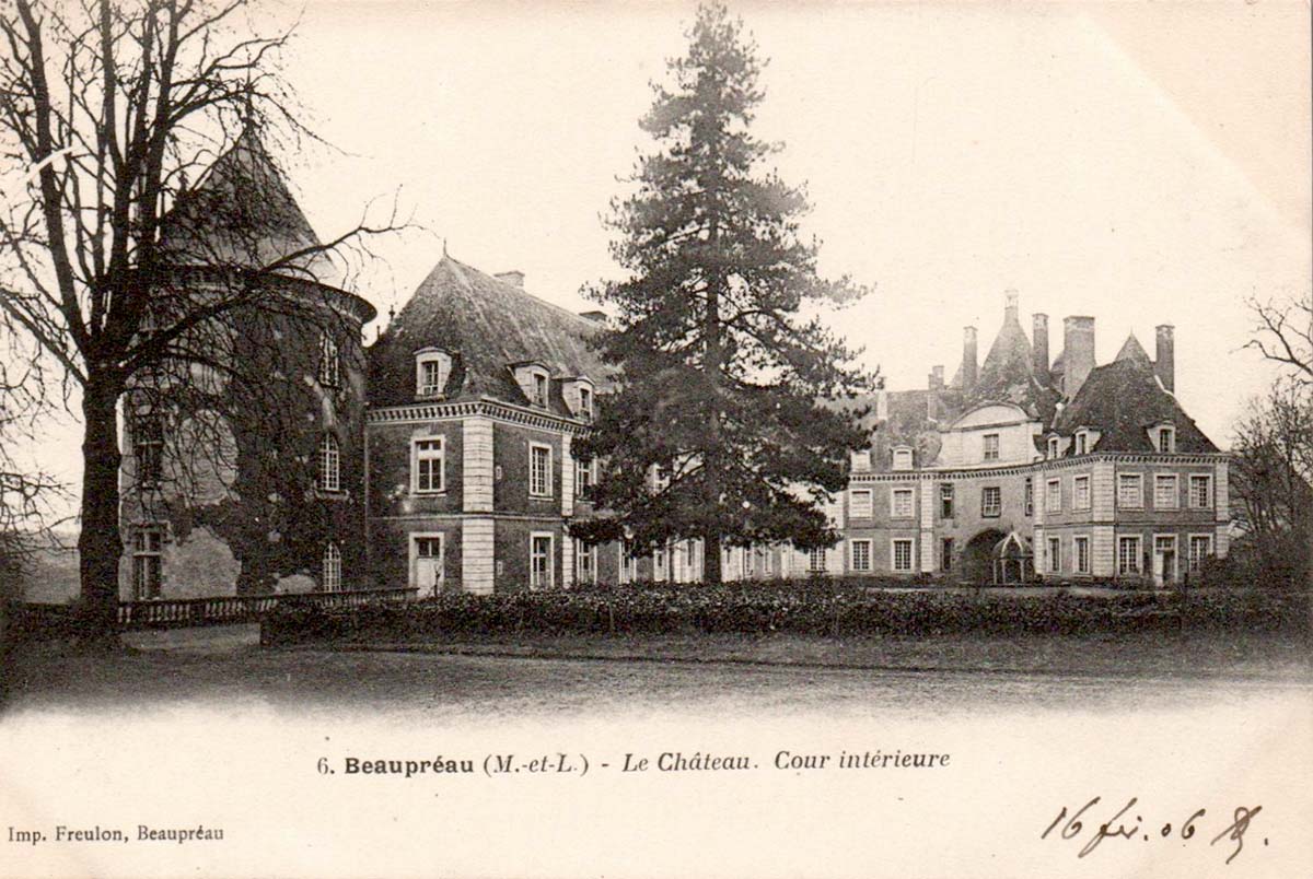 Beaupréau-en-Mauges. Beaupréau - Château, cour intérieure, 1906