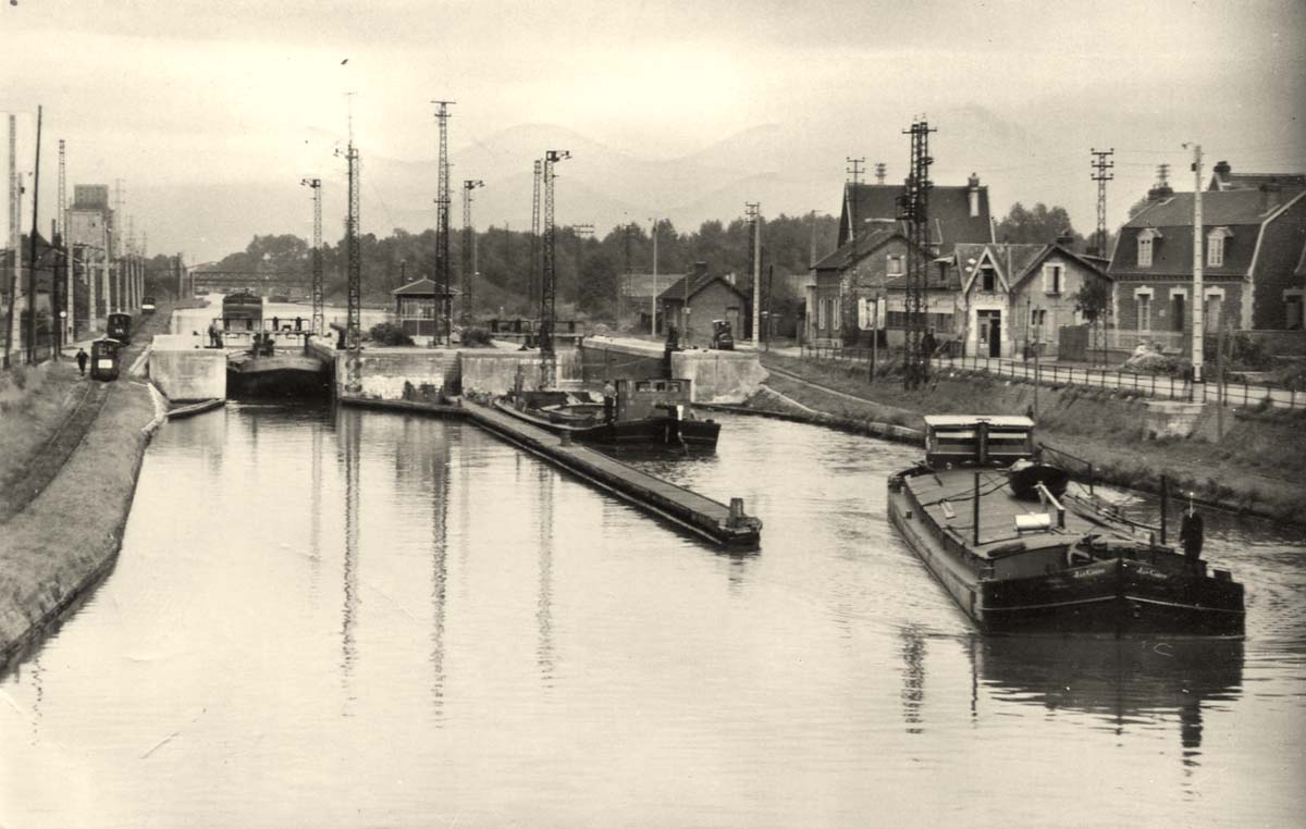 Chauny. Canal de St Quentin, Les péniches, 1959
