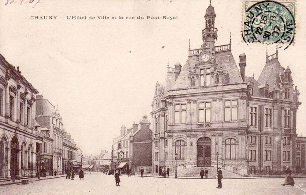 Chauny. L'Hôtel de Ville et la rue du pont Royal, 1907