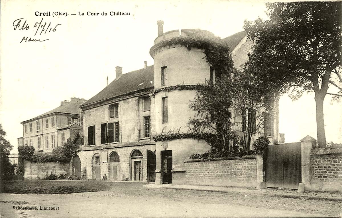 Creil. La Cour du Château, 1916