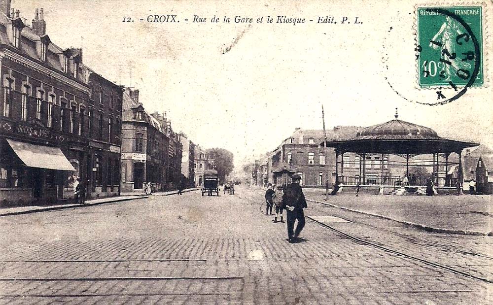 Croix. Rue de la Gare et le Kiosque