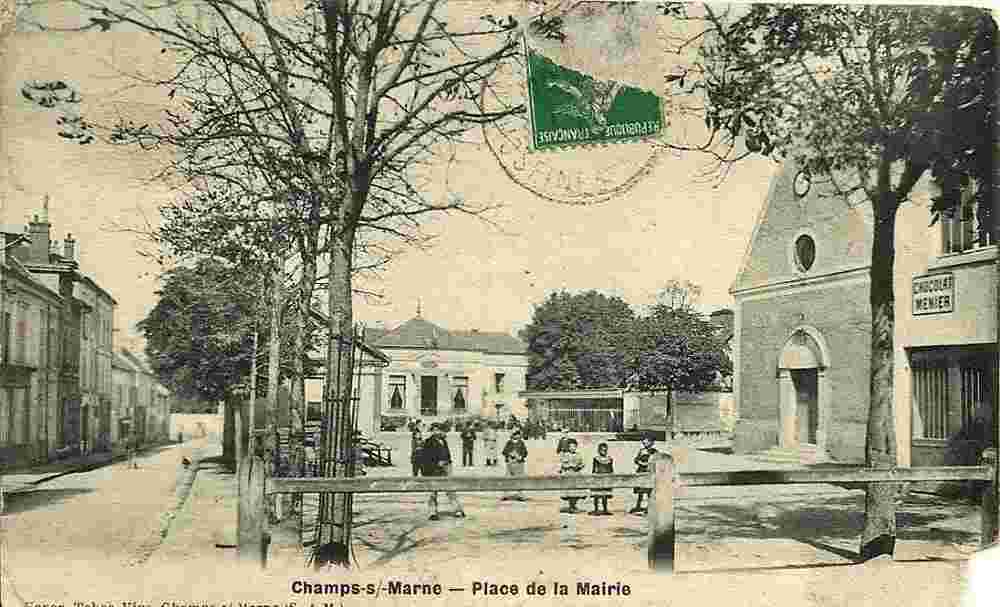 Champs-sur-Marne. Place de la Mairie