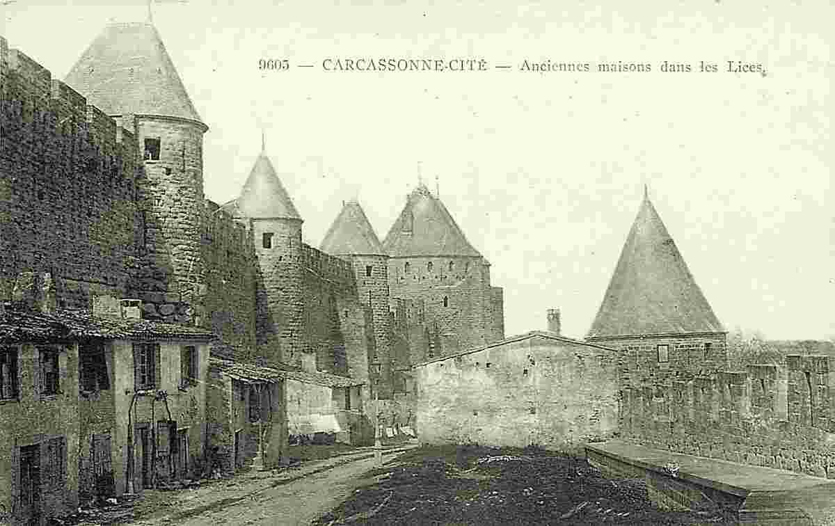 Carcassonne. Anciennes Maisons dans les Lices