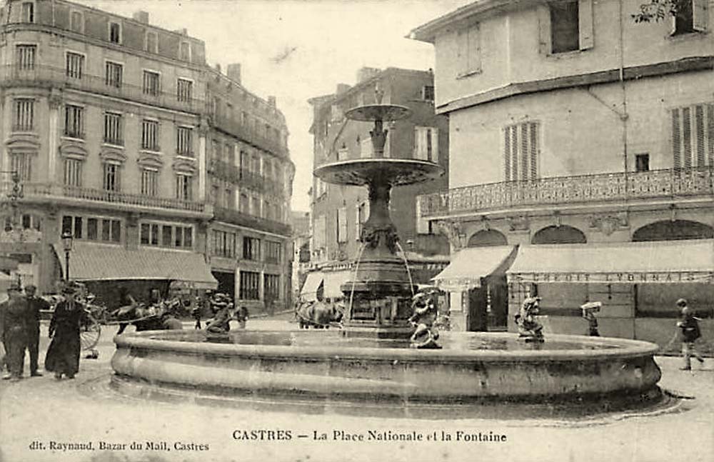 Castres. La Place Nationale et la fontaine