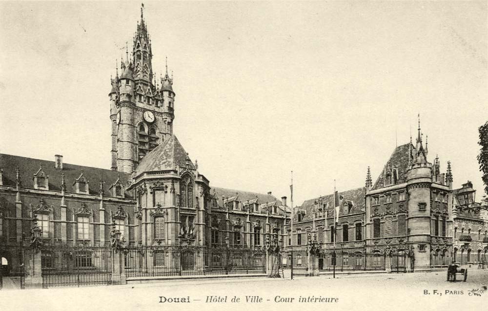 Douai. L'Hôtel de Ville - Cour intérieure