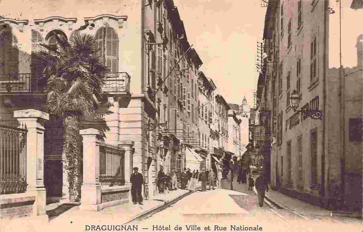 Draguignan. Hôtel de Ville et Rue Nationale
