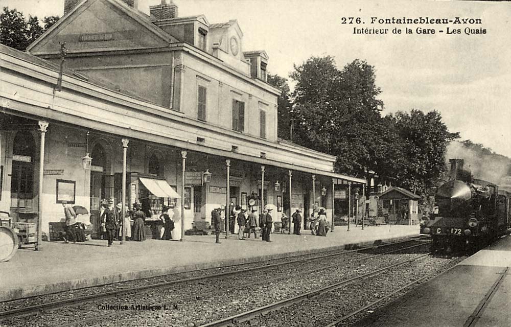 Fontainebleau. La Gare - les Quais avec le Train