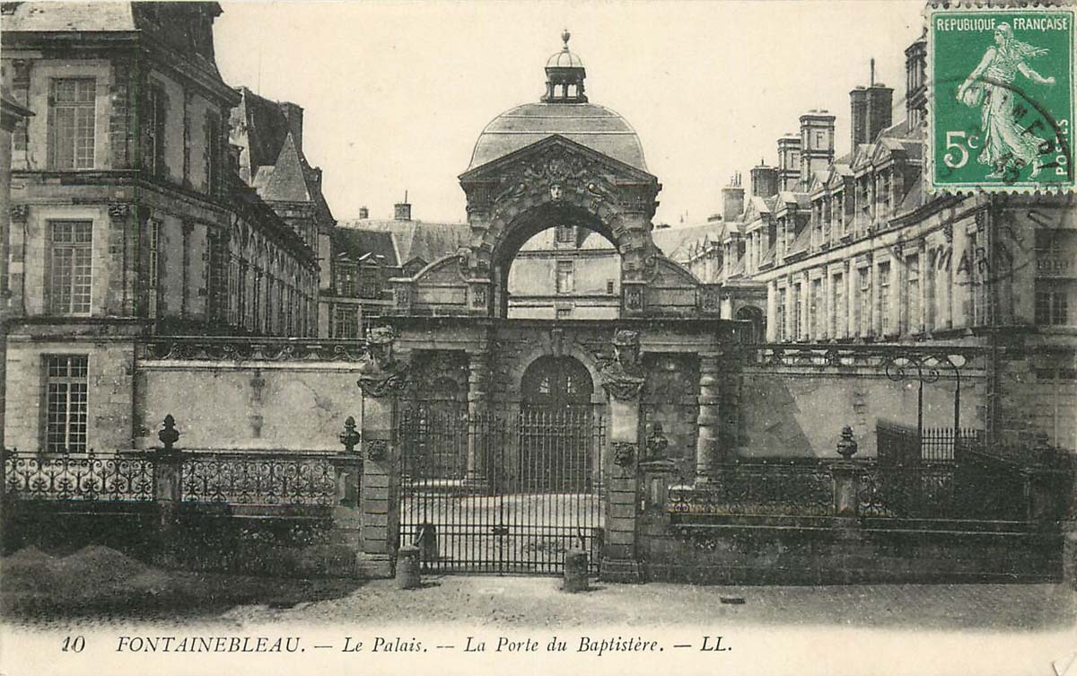 Fontainebleau. Palais - La Porte du Baptistère