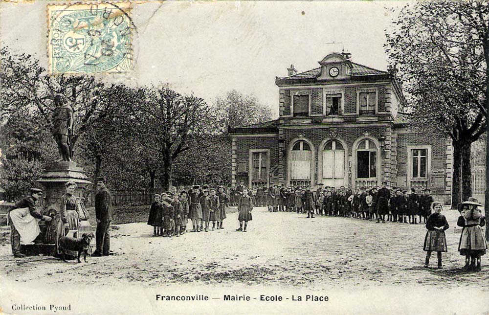 Franconville. Mairie, École, la Place