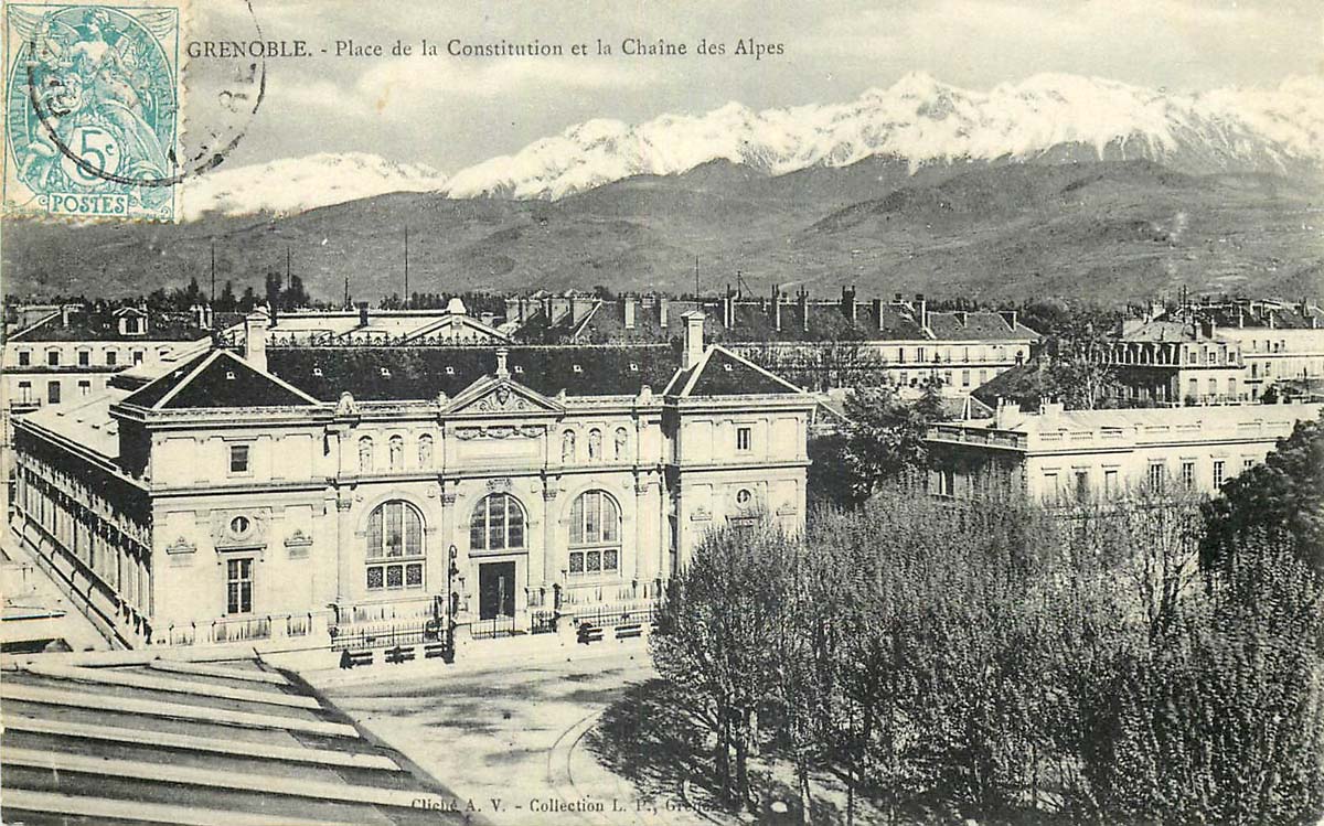 Grenoble. Place de la Constitution et la Chaîne des Alpes