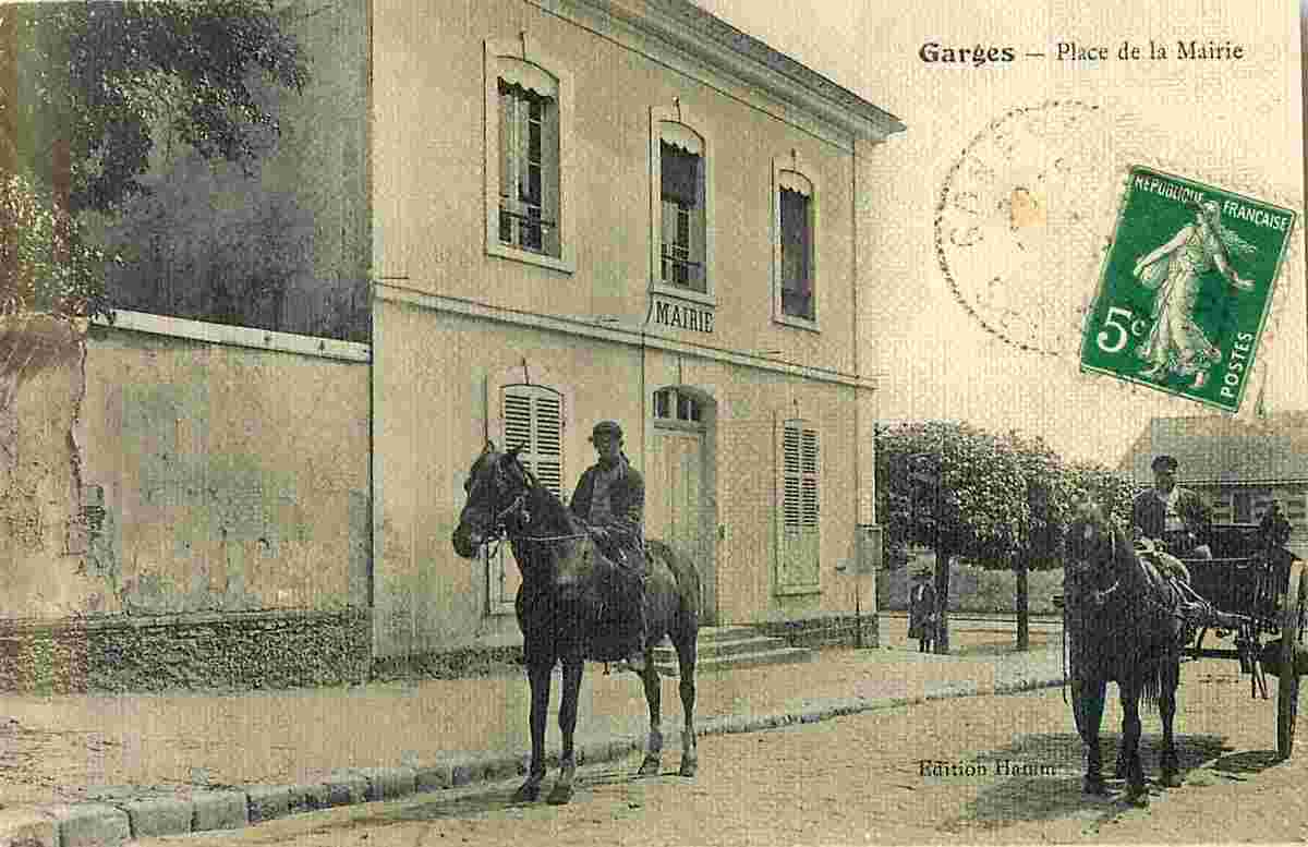 Garges-lès-Gonesse. Place de la Mairie
