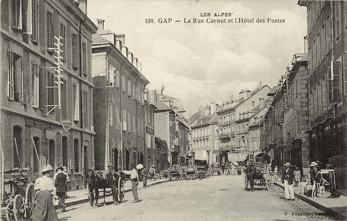 Gap. La Rue Carnot et l'Hôtel des Postes