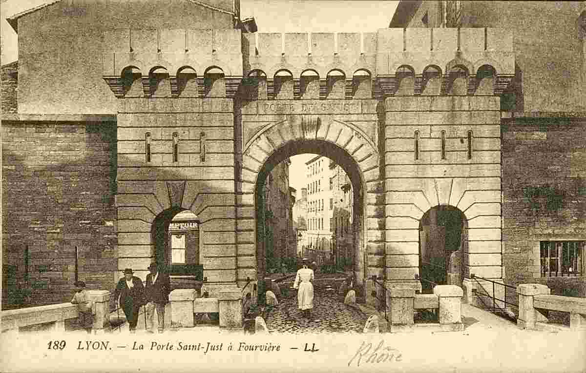 Lyon. La Porte Saint-Just à Fourvière