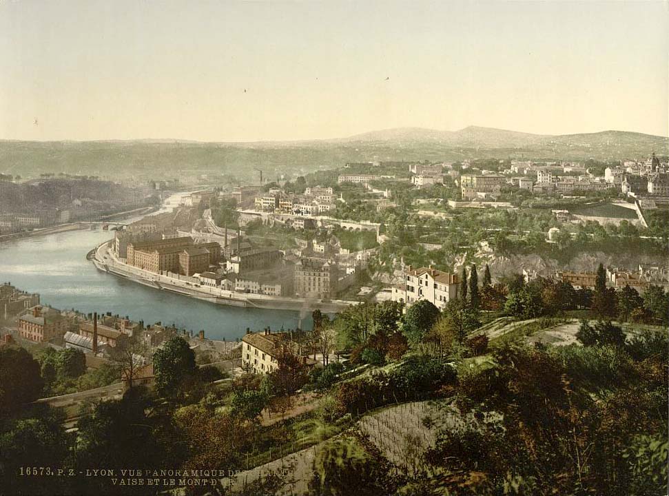 Lyon. Vue panoramique du monastère et du Mont d'Or