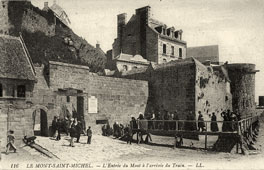 Le Mont-Saint-Michel. Entrée du Mont à L'arrivée du Train