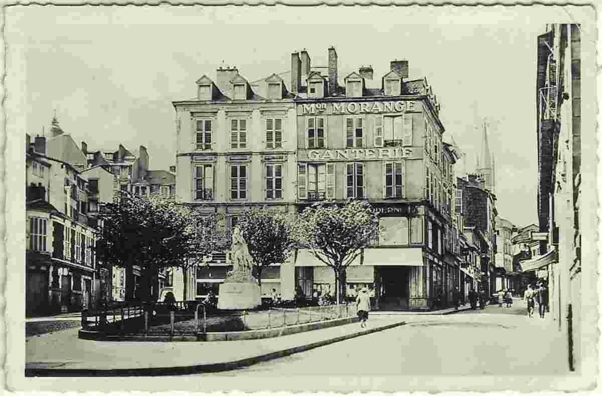 Limoges. Place Fournier, Statue Jeanne d'Arc, Ganterie Morange, 1958