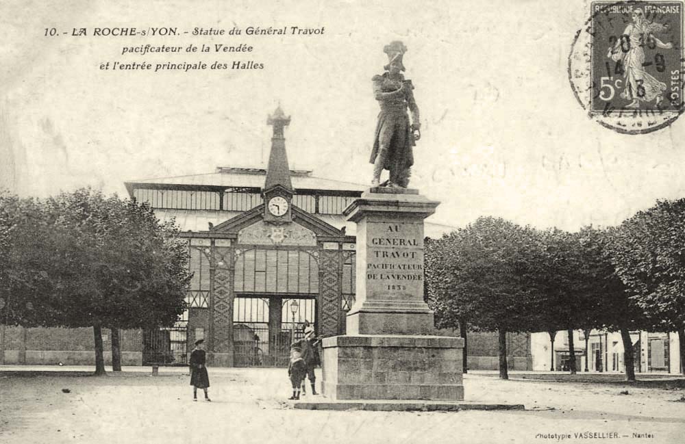 La Roche-sur-Yon. Statue du Général Travot et l'entrée principale des Halles