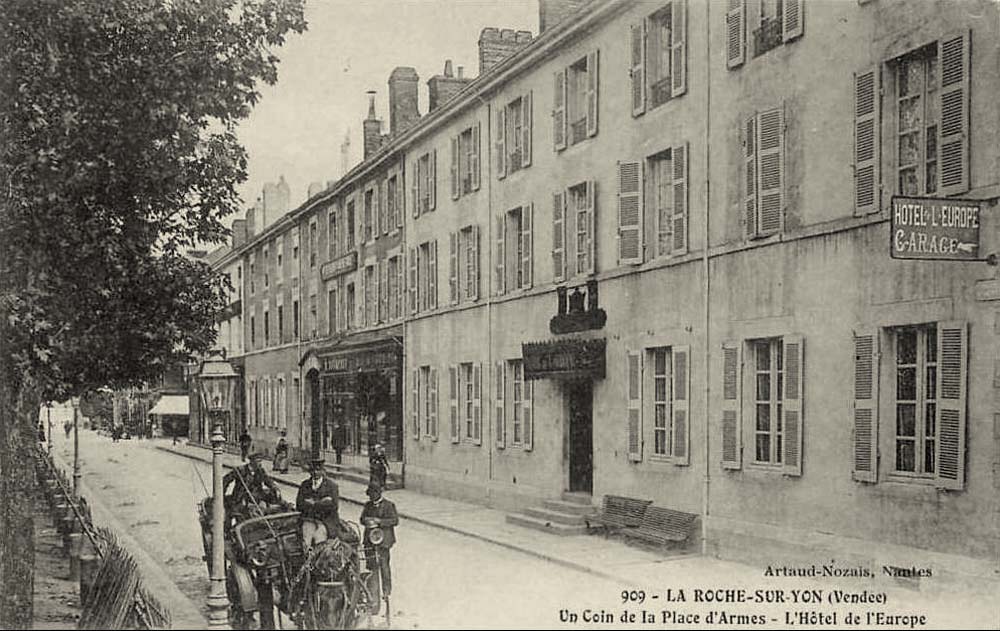 La Roche-sur-Yon. Un Coin de la Place d'Armes, l'Hôtel de l'Europe