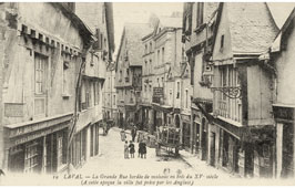 Laval. La Grande Rue bordée de maisons en bois du XVe siècle