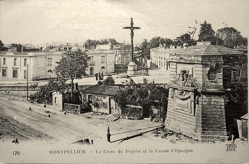 Montpellier. La Croix du Peyrou et la Caisse d'Epargne