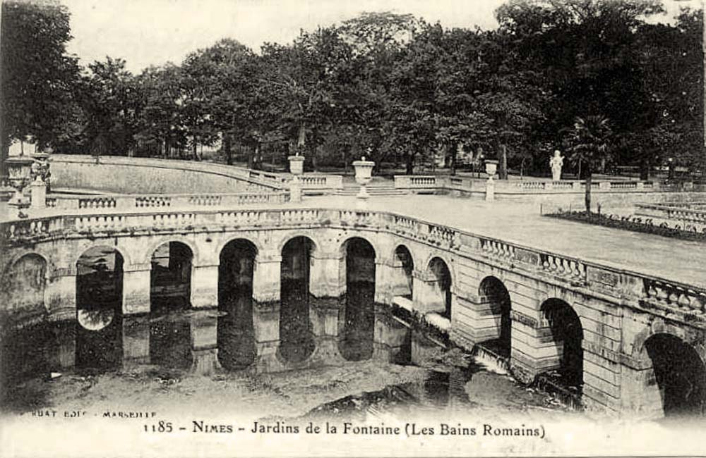 Nîmes. Jardin de la Fontaine (les Bains Romains)