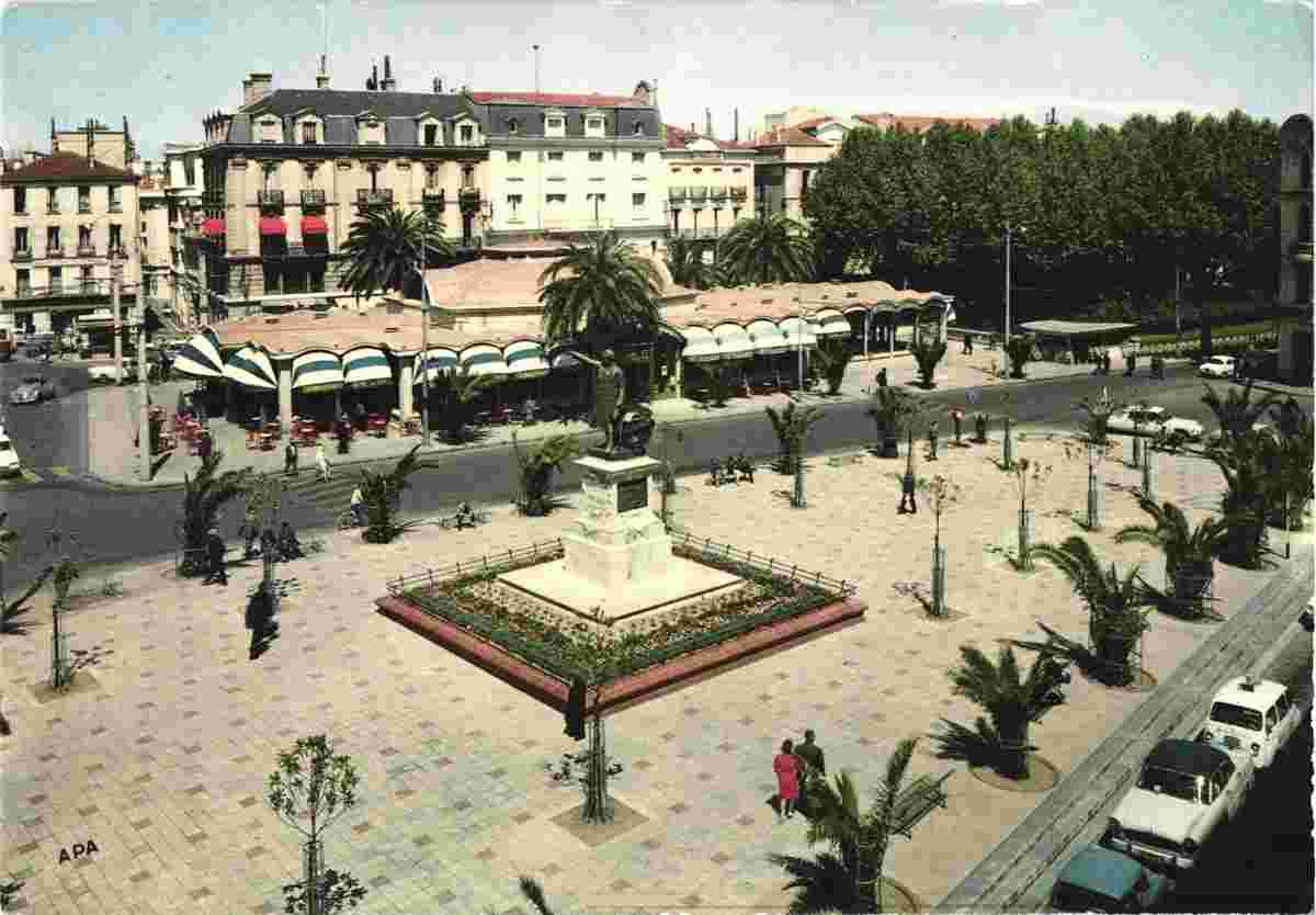 Perpignan. Place Arago, les Quais de la Basse et Café 'Le Palmarium'