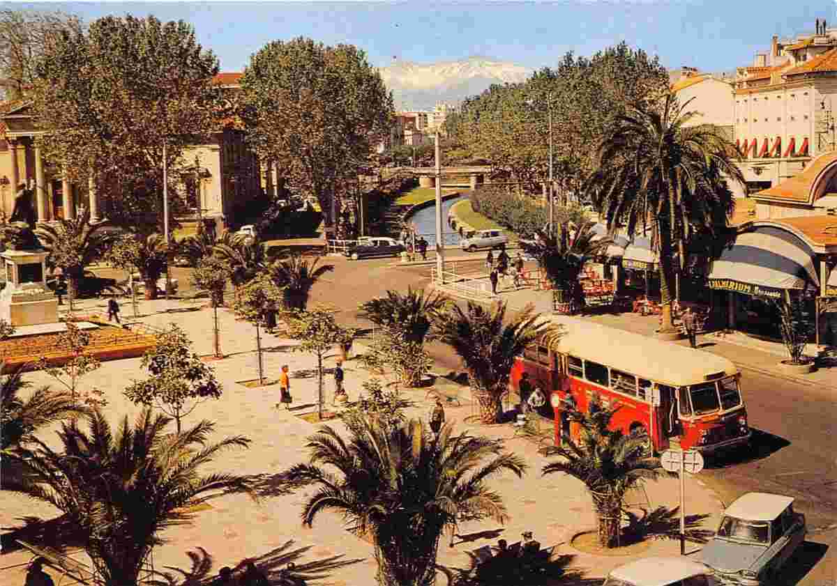 Perpignan. Place Arago, les Quais de la Basse et Café 'Le Palmarium'