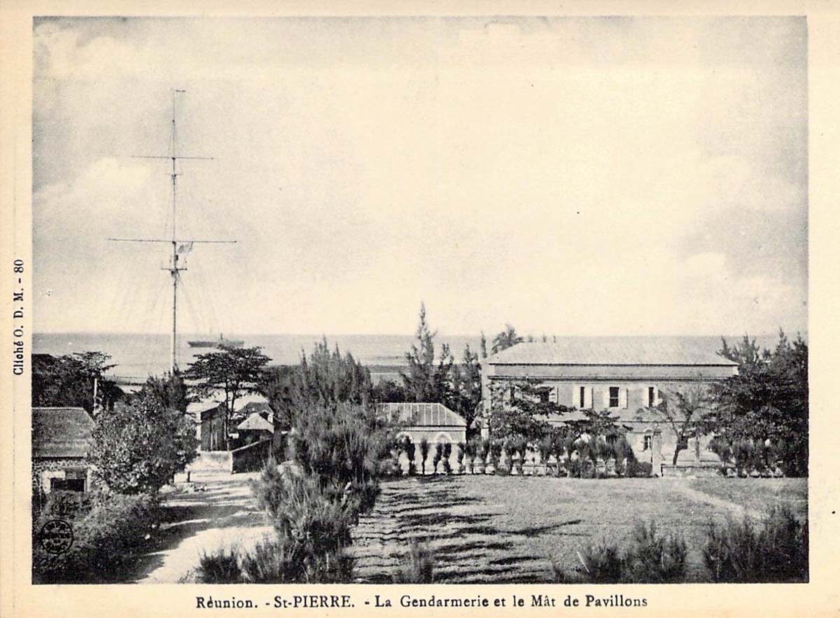 Saint-Pierre. La Gendarmerie et le Mât de Pavillons