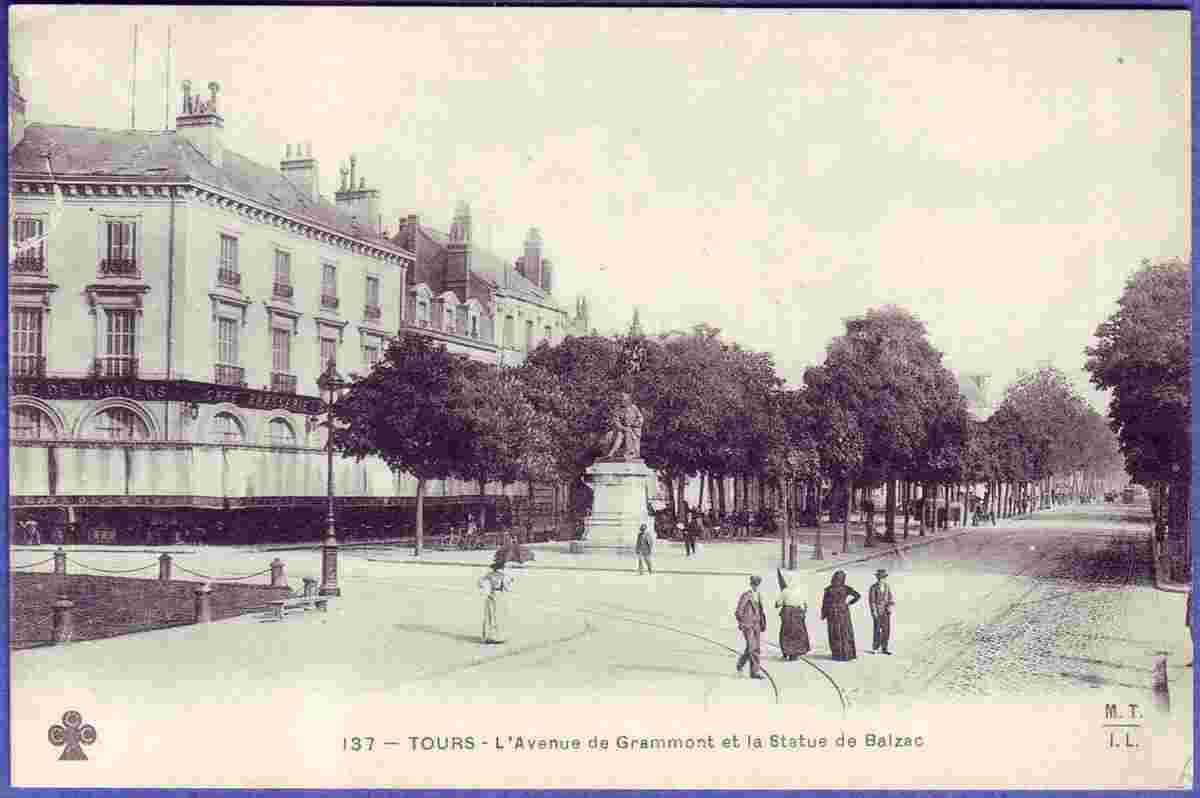 Tours. Avenue Grammont et Statue de Balzac